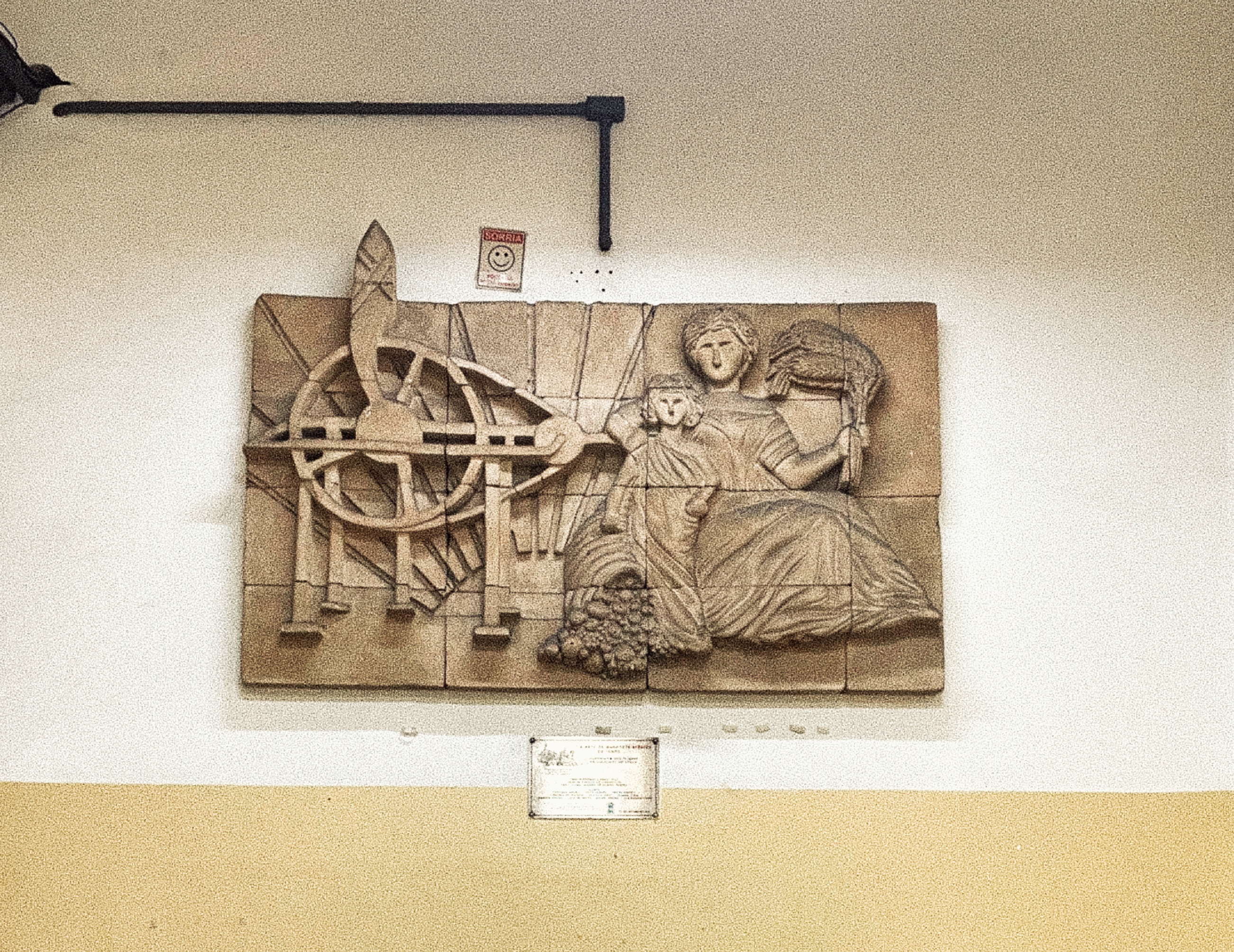 Figures 1-1, 1-2 and 1-3. Architectural heritage of Carlos de Campos Technical School. From left to right: a sculpture featuring the school’s emblem, dating from approximately the 1930s; the school’s eclectic-style building; and the foundation plaque, dating from 1911, bearing the institution’s original name, “Escola Profissional Feminina” (Women’s Vocational School). Photos by the author.