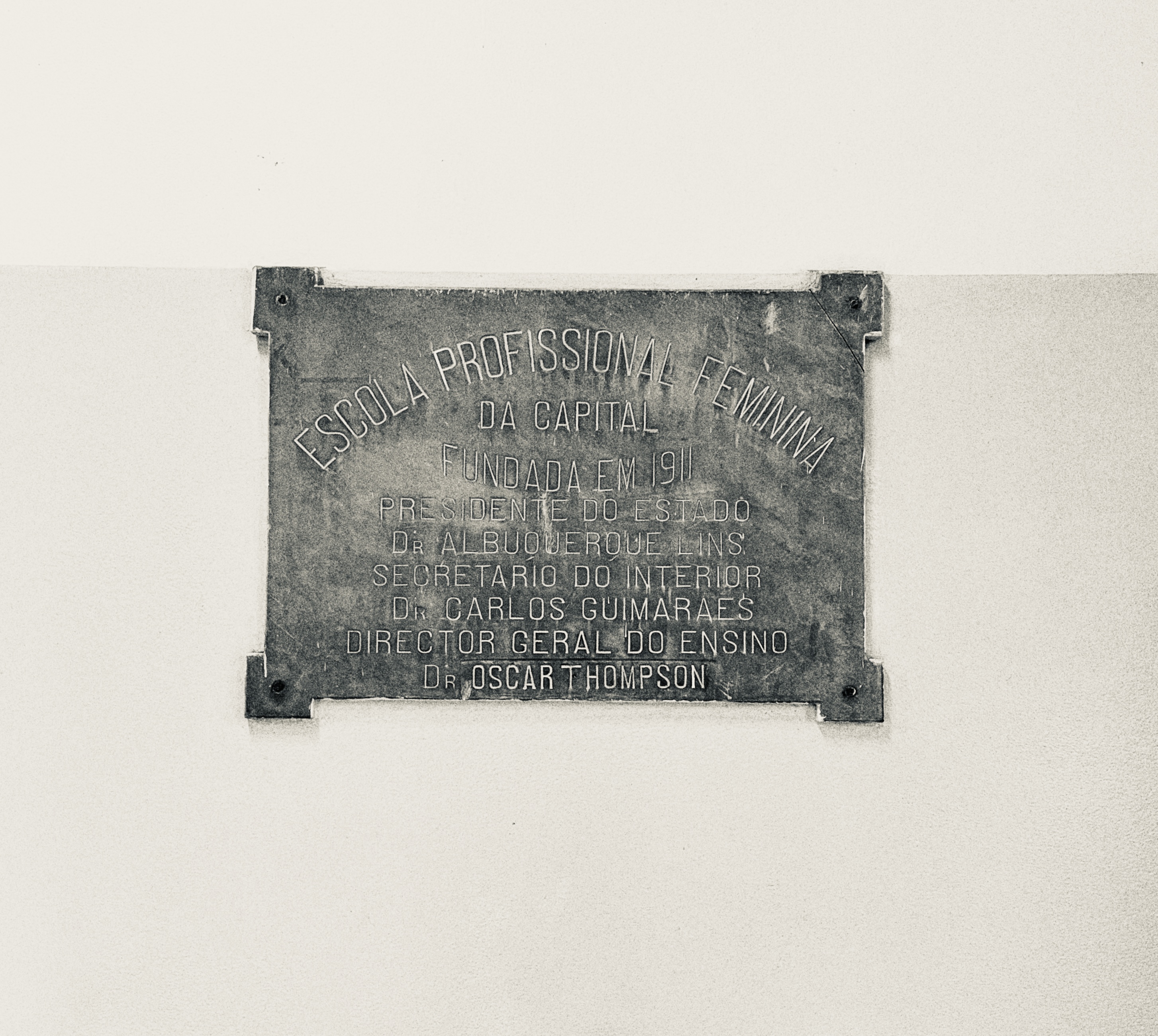 Figures 1-1, 1-2 and 1-3. Architectural heritage of Carlos de Campos Technical School. From left to right: a sculpture featuring the school’s emblem, dating from approximately the 1930s; the school’s eclectic-style building; and the foundation plaque, dating from 1911, bearing the institution’s original name, “Escola Profissional Feminina” (Women’s Vocational School). Photos by the author.