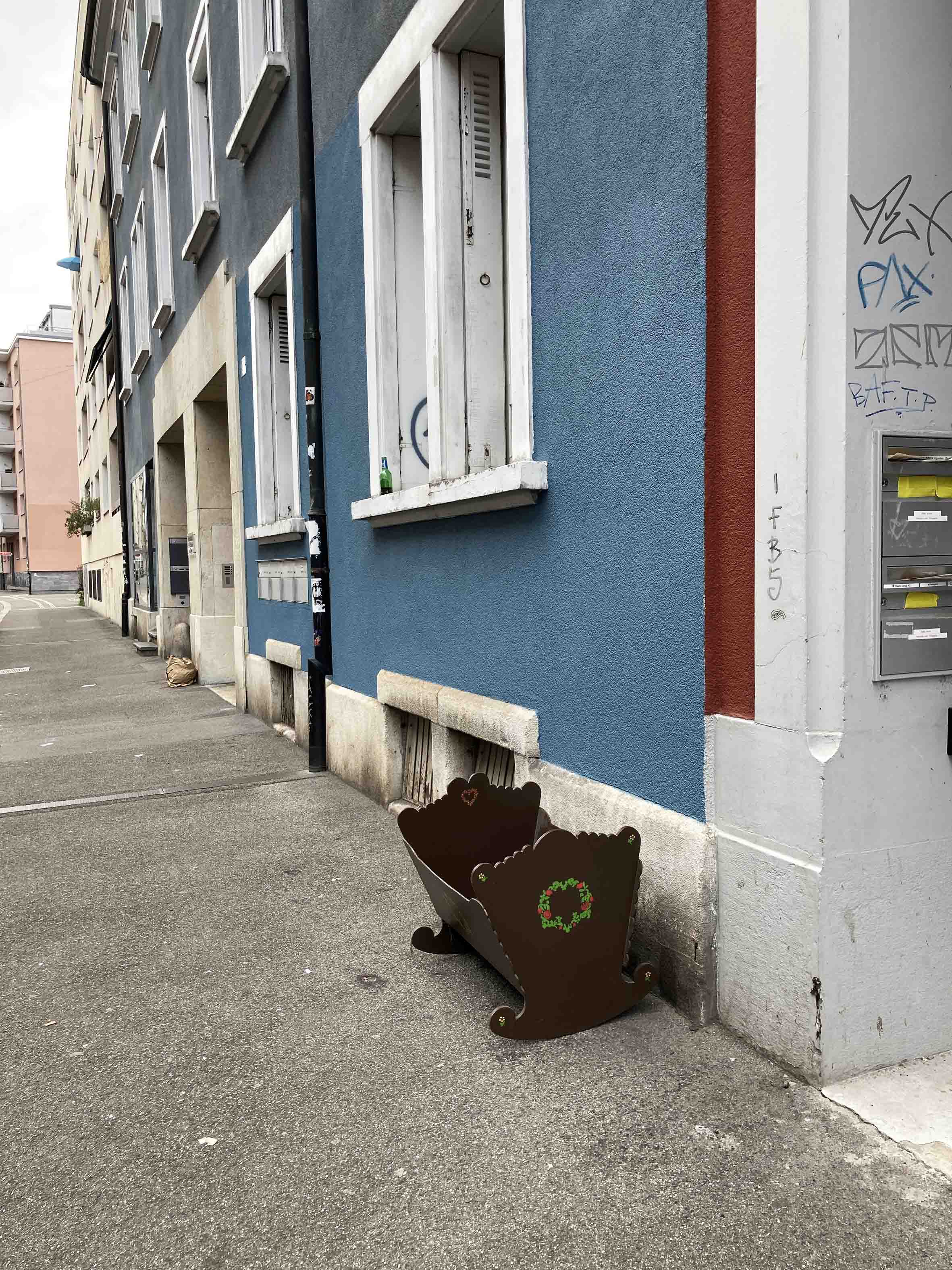 Figure 8. An abandoned cradle on an empty street. (Photo: Patrick Düblin)